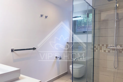 Superbe appartement R+2 en toute propriété en front de mer sur un îlot dans l'ouest
