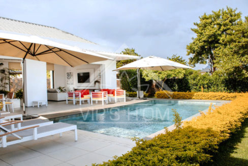 villa - a - louer - beau - plan - piscine