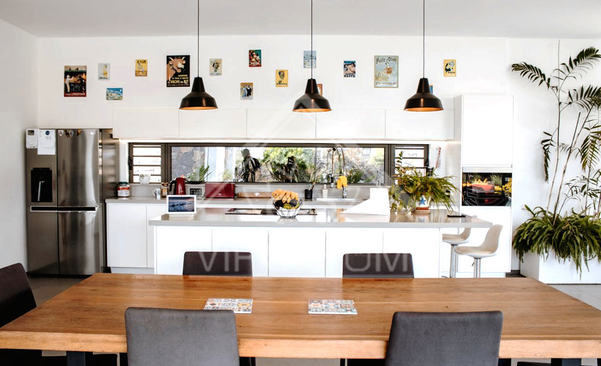 Espace repas et cuisine ouverte contemporaine – Beau Plan