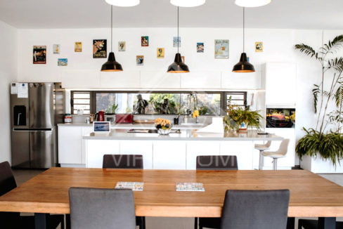 Espace repas et cuisine ouverte contemporaine – Beau Plan