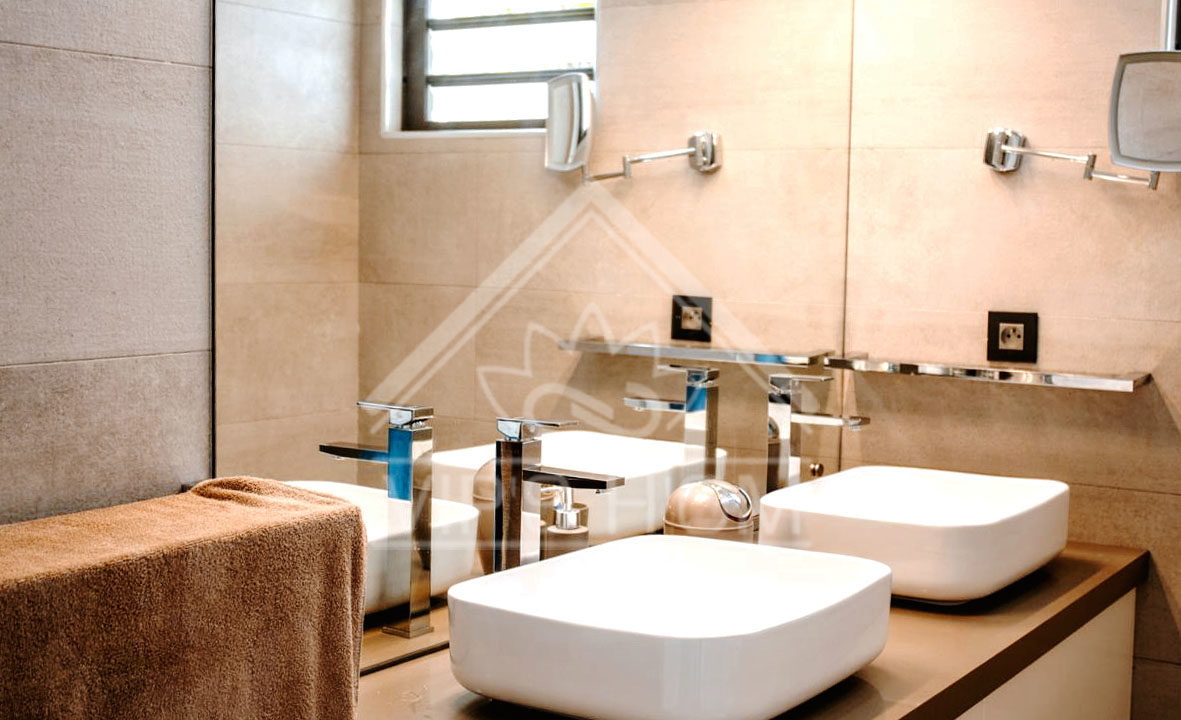 Salle de bain avec double vasque – Beau Plan
