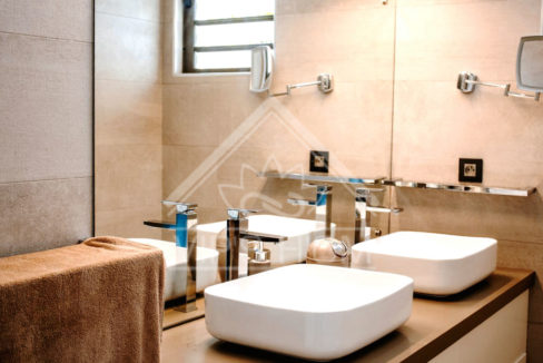 Salle de bain avec double vasque – Beau Plan