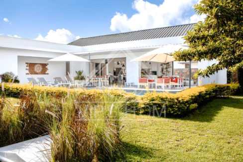 maison-beau-plan-piscine-privee