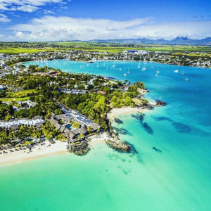 Vue aérienne de Grand Baie dans le nord de l’île Maurice avec son lagon turquoise et ses résidences en bord de mer