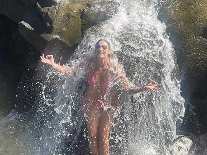 Galerie - Baignade sous la cascade