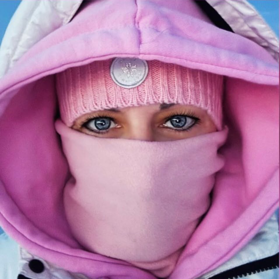 Jess Trujillo en Laponie, capuche et bonnet roses, regard bleu
